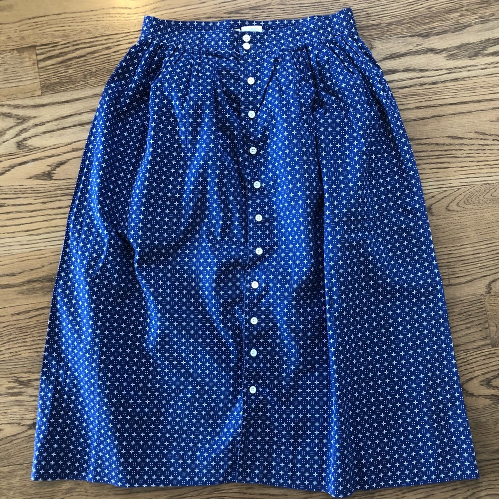 VINTAGE women’s skirt in blue with white detail.